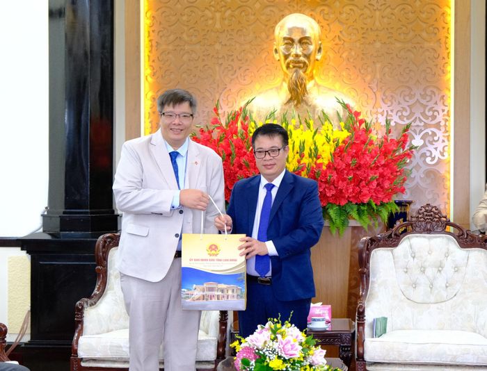 Đồng chí Nguyễn Ngọc Phúc, Phó Chủ tịch UBND tỉnh Lâm Đồng tặng quà lưu niệm cho đại diện Đoàn công tác VKBIA và các đối tác Hàn Quốc