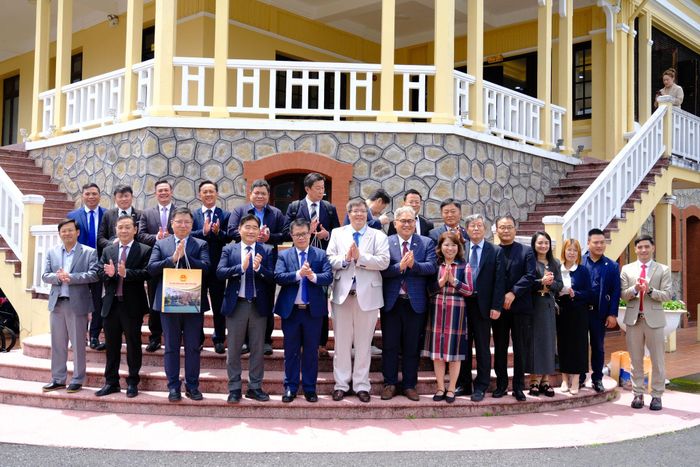 Đại diện lãnh đạo tỉnh Lâm Đồng và Đoàn công tác VKBIA và các đối tác Hàn Quốc chụp ảnh lưu niệm