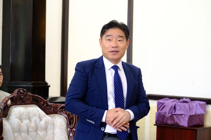 Đại diện chính quyền, nghị sĩ một số địa phương của Hàn Quốc phát biểu tại buổi làm việc
