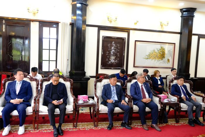 Đại diện chính quyền, nghị sĩ một số địa phương của Hàn Quốc tham dự buổi làm việc