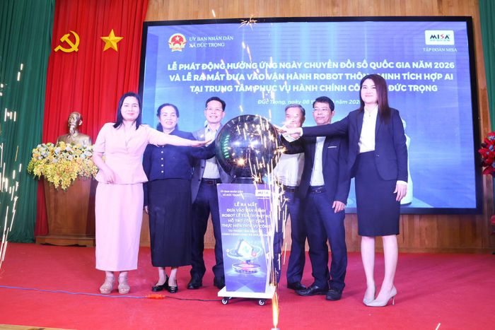 Chính thức đưa Robot tích hợp AI vào phụ người dân tại Trung tâm phục vụ hành chính công xã Đức Trọng