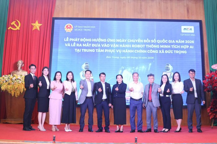 Các đại biểu cùng chụp hình lưu niệm
