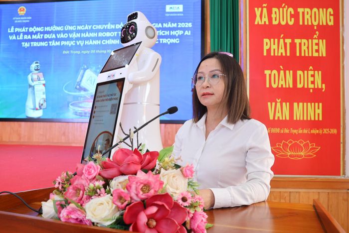 Đồng chí Nguyễn Thị Xuân Uyên, Trưởng phòng Văn hóa - Xã hội, phát động đợt cao điểm hưởng ứng Ngày Chuyển đổi số quốc gia trên địa bàn xã