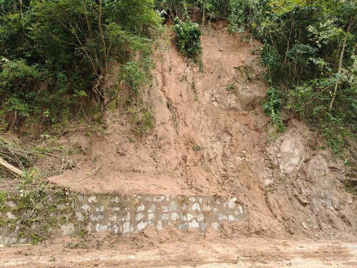 Mưa lớn kéo dài đã gây sạt lở tại nhiều vị trí trên đèo Đa Mi, đoạn Quốc lộ 55 qua địa bàn xã La Dạ