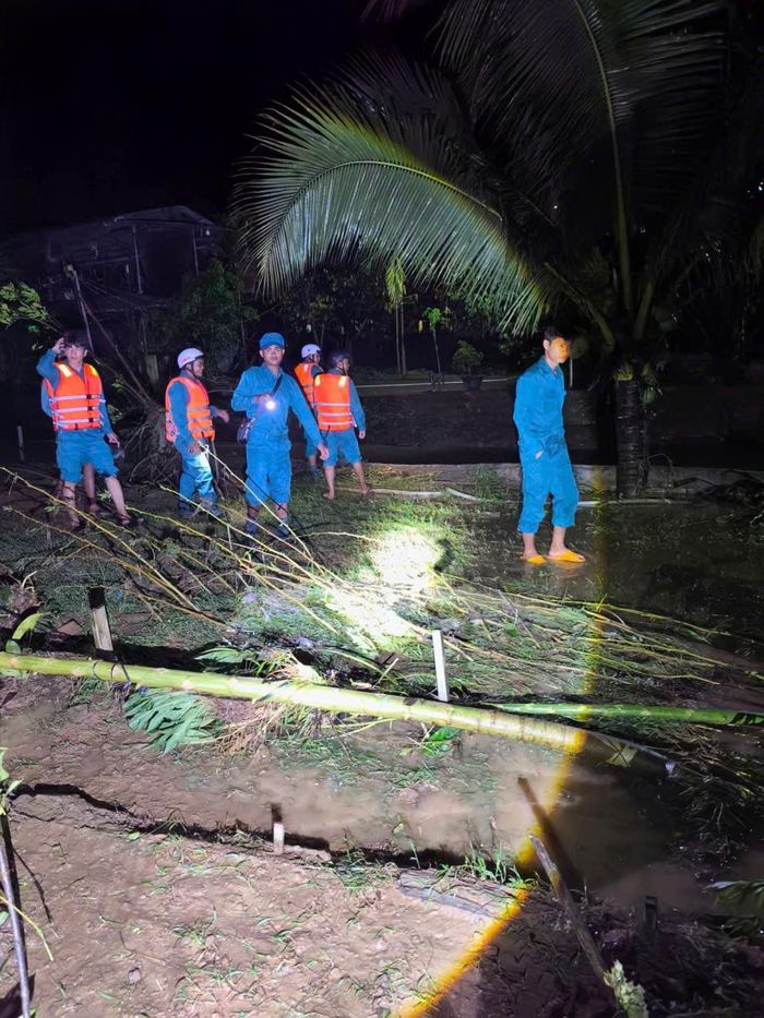 Các lực lượng thuộc xã La Dạ kịp thời xử lý, khắc phục các sự cố sạt lở trong đêm