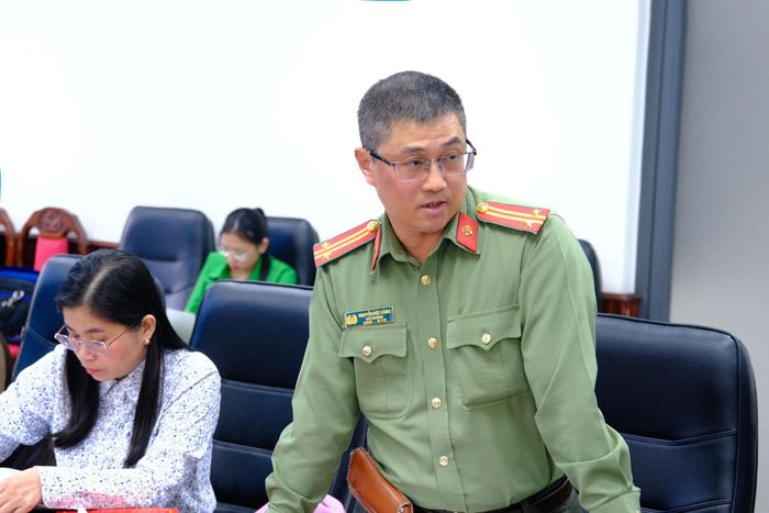 Trung tá Nguyễn Đức Cảnh, cán bộ Phòng PA03, Công an tỉnh Lâm Đồng phát biểu tại hội nghị