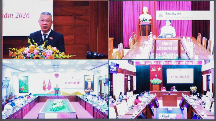 Các đại biểu theo dõi báo cáo thẩm tra của Ban Kinh tế - Ngân sách HĐND tỉnh Lâm Đồng với tờ trình điều chỉnh chủ trương đầu tư cao tốc Bảo Lộc - Liên Khương