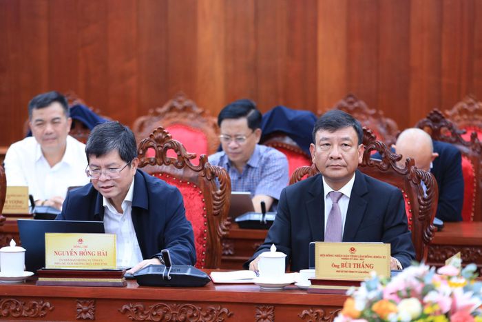 Phó Bí thư Tỉnh ủy Lâm Đồng Bùi Thắng (bên phải) cùng các đại biểu dự kỳ họp