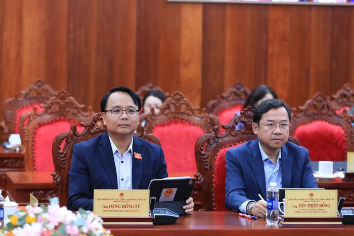 Phó Bí thư Thường trực Tỉnh ủy Lâm Đồng Đặng Hồng Sỹ (bên trái) cùng các đại biểu dự kỳ họp