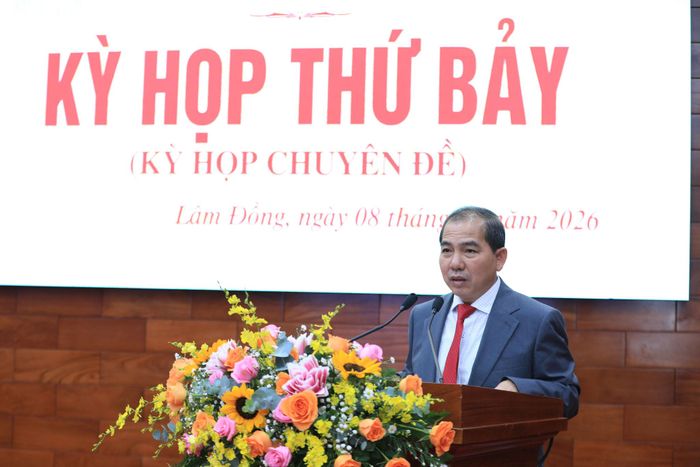 Giám đốc Sở Tài chính Lê Ngọc Tiến trình bày tờ trình về việc điều chỉnh chủ trương đầu tư dự án cao tốc Bảo Lộc - Liên Khương