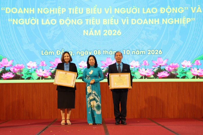 Đồng chí Thái Thu Xương, Phó Chủ tịch Tổng LĐLĐ Việt Nam trao Bằng khen của Tổng LĐLĐ Việt Nam cho các tập thể, cá nhân có thành tích xuất sắc trong sắp xếp, tinh gọn tổ chức bộ máy, tinh giản biên chế trong hệ thống công đoàn