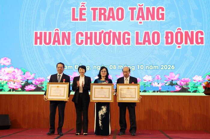 Thừa ủy quyền của Chủ tịch nước, đồng chí Phạm Thị Phúc, Phó Bí thư Tỉnh ủy, Chủ tịch Ủy ban MTTQ Việt Nam tỉnh Lâm Đồng trao Huân chương Lao động hạng Ba cho các cá nhân có thành tích xuất sắc trong quá trình công tác