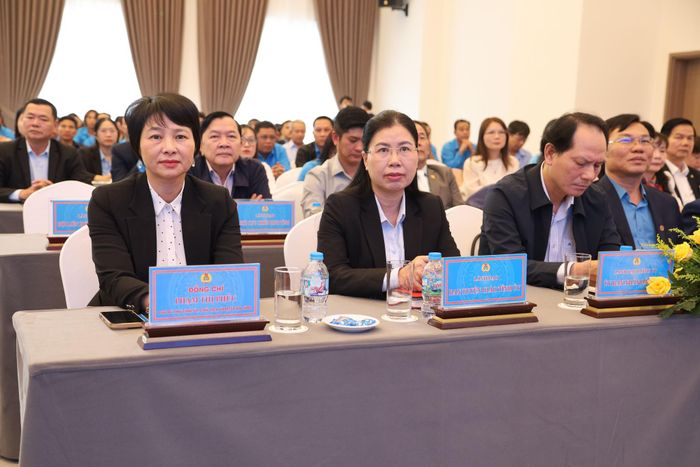 Đồng chí Phạm Thị Phúc (bên trái), Phó Bí thư Tỉnh ủy, Chủ tịch Ủy ban MTTQ Việt Nam tỉnh Lâm Đồng cùng các đại biểu tham dự