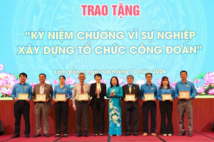 Các đồng chí: Phạm Thị Phúc, Phó Bí thư Tỉnh ủy, Chủ tịch Ủy ban MTTQ Việt Nam tỉnh Lâm Đồng; Thái Thu Xương, Phó Chủ tịch Tổng LĐLĐ Việt Nam trao Kỷ niệm chương “Vì sự nghiệp xây dựng tổ chức Công đoàn Việt Nam” của Tổng LĐLĐ Việt Nam cho các cá nhân tiêu biểu