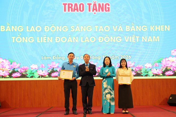 Trao Bằng Lao động sáng tạo của Tổng LĐLĐ Việt Nam cho các cá nhân có thành tích tiêu biểu trong phong trào thi đua “Lao động giỏi, Lao động sáng tạo”