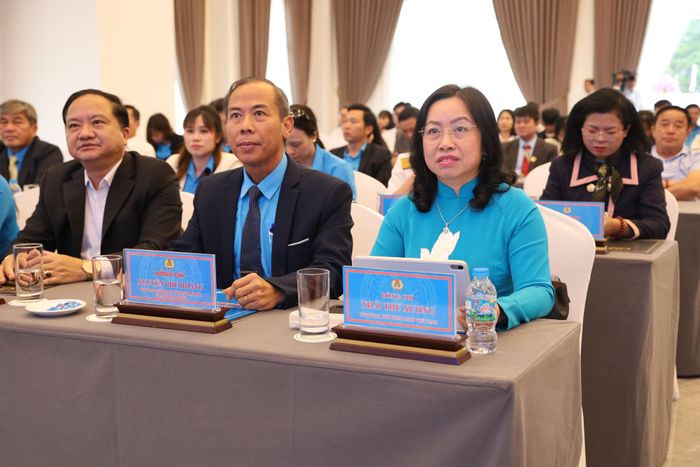 Đồng chí Thái Thu Xương (bên phải), Phó Chủ tịch Tổng LĐLĐ Việt Nam cùng các đại biểu tham dự