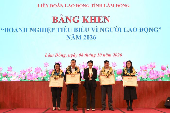 Đồng chí Phạm Thị Phúc, Phó Bí thư Tỉnh ủy, Chủ tịch Ủy ban MTTQ Việt Nam tỉnh Lâm Đồng trao Bằng khen cho các "Doanh nghiệp tiêu biểu vì người lao động" năm 2026