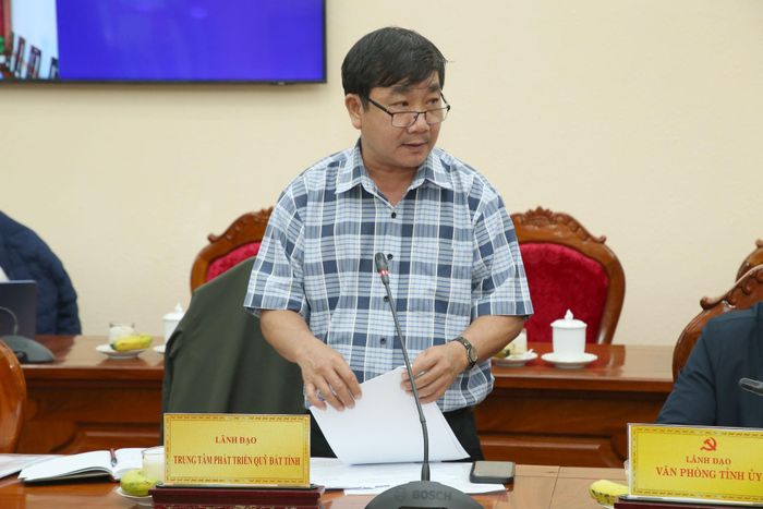 Đồng chí Trần Tuấn Kiệt, Phó Giám đốc Trung tâm Phát triển quỹ đất tỉnh báo cáo tại cuộc họp