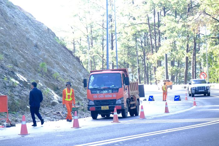 Các đơn vị chức năng thường xuyên túc trực người và phương tiện để xử lý khắc phục các sự cố sạt lở trên đèo Prenn