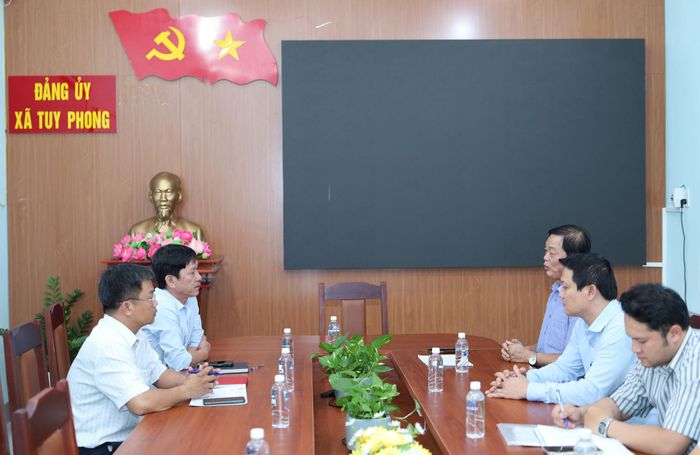 Quang cảnh buổi làm việc tại xã Tuy Phong