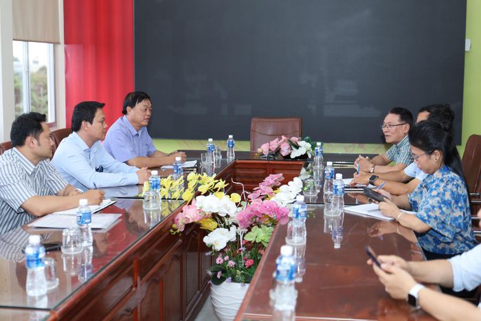 Quang cảnh buổi làm việc tại xã Liên Hương