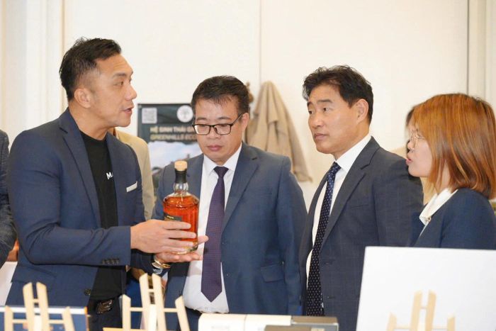 Các đại biểu đã tham quan các gian hàng trưng bày sản phẩm tiêu biểu của Lâm Đồng