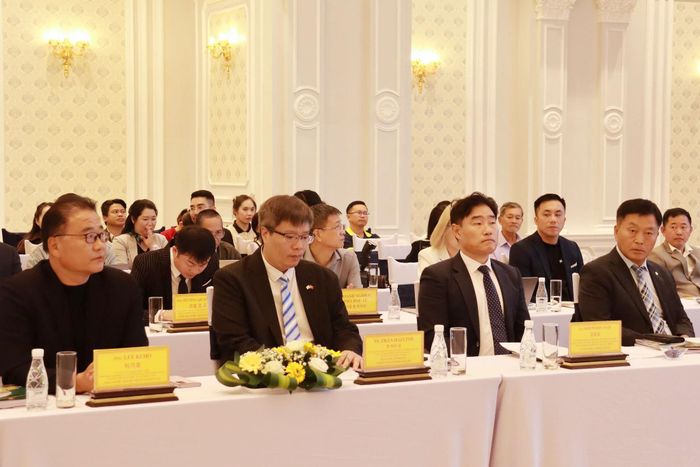 Tiến sĩ Trần Hải Linh, Ủy viên Ủy ban Trung ương MTTQ Việt Nam, Chủ tịch Hiệp hội VKBIA (thứ 2 bên trái qua) và lãnh đạo VKBIA tham dự hội nghị