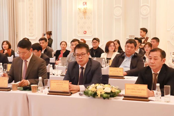 Tỉnh ủy viên, Phó Chủ tịch UBND tỉnh Lâm Đồng Nguyễn Ngọc Phúc (ở giữa) cùng lãnh đạo các đơn vị, sở, ngành tham dự hội nghị