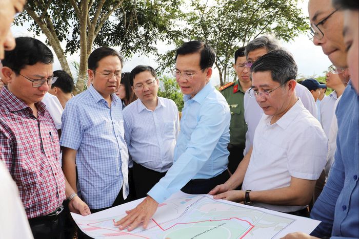 Ủy viên Ban Chấp hành Trung ương Đảng, Phó Bí thư Tỉnh ủy, Chủ tịch UBND tỉnh Hồ Văn Mười (ở giữa) kiểm tra thực địa các dự án tại khu vực Bảo Lộc thời điểm cuối tháng 2/2026