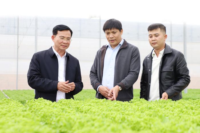 Ủy viên Ban Chấp hành Trung ương Đảng, Phó Bí thư Tỉnh ủy, Chủ tịch UBND tỉnh Hồ Văn Mười (bìa trái) thăm mô hình nông nghiệp ứng dụng công nghệ cao tại xã Đơn Dương thời điểm tháng 3/2026