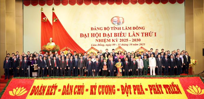Ban Chấp hành Đảng bộ tỉnh Lâm Đồng nhiệm kỳ 2025 - 2030 nhận quyết định chỉ định của Bộ Chính trị và ra mắt Đại hội (10/2025)