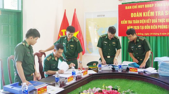 Đoàn công tác Ban Chỉ huy BĐBP tỉnh Lâm Đồng kiểm tra hệ thống văn kiện sẵn sàng chiến đấu, hồ sơ công tác tại Đồn Biên phòng Nậm Na