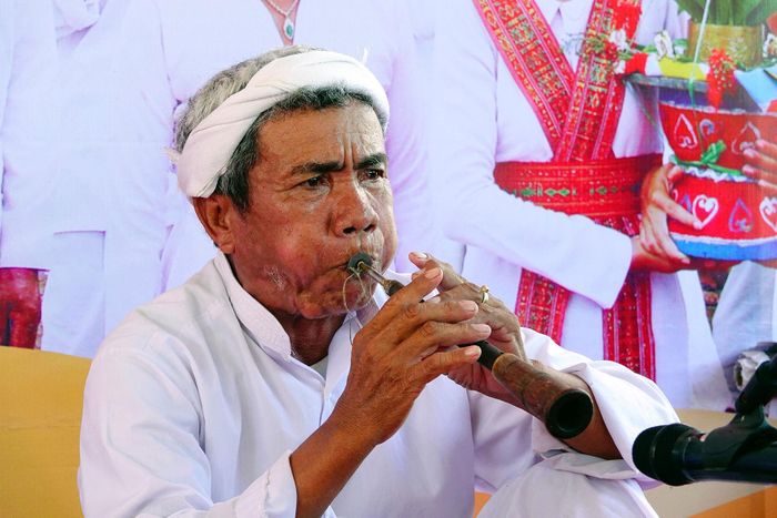 Thi thổi kèn saranai (Ảnh: N. Lân)