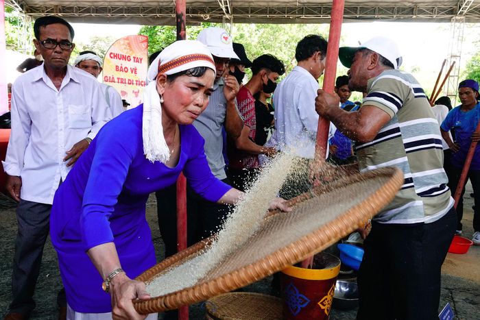 Sau phần lễ, sẽ là phần hội với các trò chơi dân gian như thi giã gạo, tạo không khí vui tươi của ngày hội
