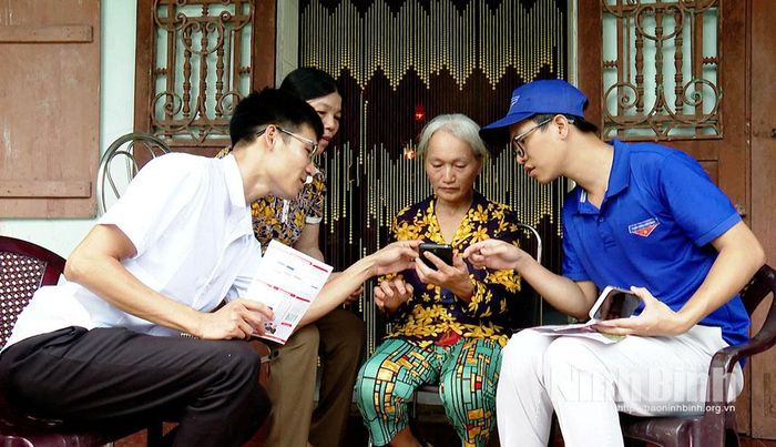 Thành viên Tổ công nghệ số cộng đồng hướng dẫn người cao tuổi thôn Thiện Vịnh, xã Minh Tân tiếp cận kỹ năng số.
