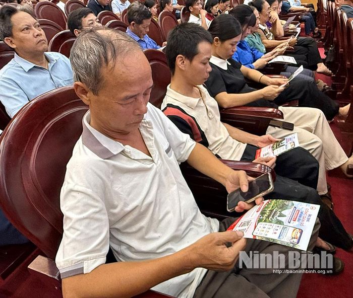 Người dân xã Nho Quan tìm hiểu ứng dụng Công dân số Ninh Bình-S.