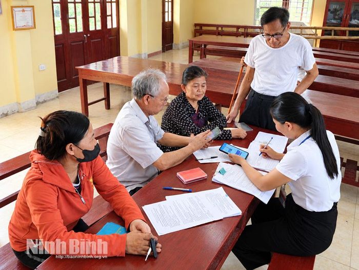 Các thủ tục hành chính được Tổ Dịch vụ công lưu động phường Nam Hoa Lư tiếp nhận, giải quyết nhanh theo đúng quy định.