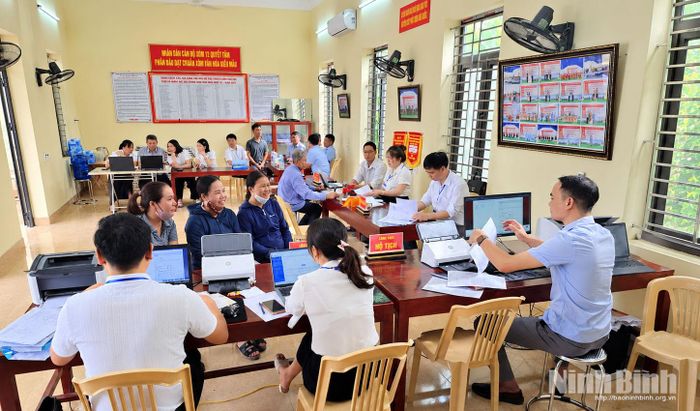 Mô hình “Dịch vụ công lưu động” nhận được sự hưởng ứng của đông đảo người dân Hồng Phong, cách làm này đáp ứng nhu cầu giải quyết thủ tục hành chính ngay tại cơ sở.
