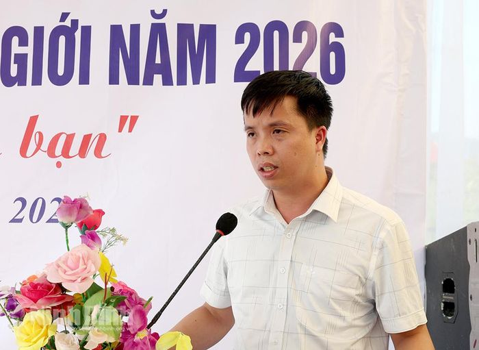 Bác sỹ Lê Trọng Tuân, Phó Giám đốc Bệnh viện Mắt tỉnh Ninh Bình phát biểu tại lễ mít tinh.