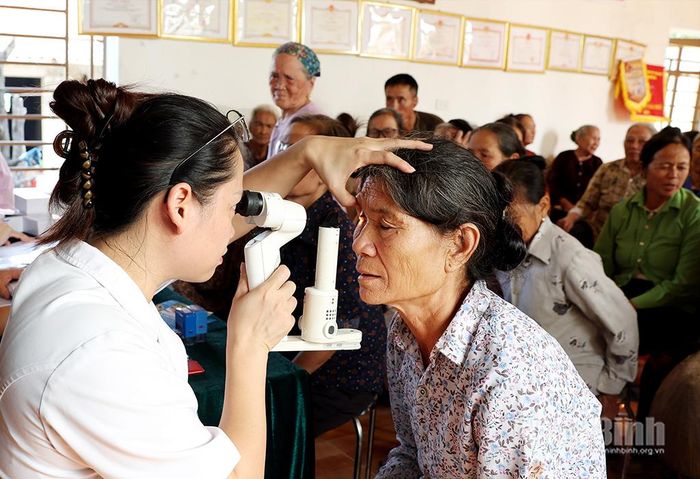 Bác sỹ khám mắt cho người dân.