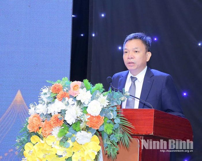 Luật sư Nguyễn Hồng Bách, Chủ nhiệm Đoàn Luật sư tỉnh Ninh Bình phát biểu tham luận tại hội nghị.