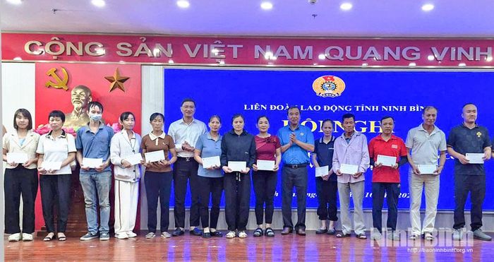 Lãnh đạo Liên đoàn Lao động tỉnh, Ban Quản lý Khu kinh tế và các khu công nghiệp tỉnh trao quà cho đoàn viên có hoàn cảnh khó khăn thuộc các CĐCS mới thành lập.
