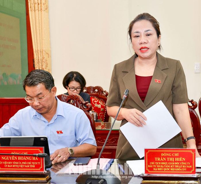 Đại biểu Quốc hội Trần Thị Hiền, Chủ tịch HĐQT, Giám đốc Công ty Đầu tư xây dựng hạ tầng kỹ thuật Hà Nam phát biểu tại buổi làm việc.