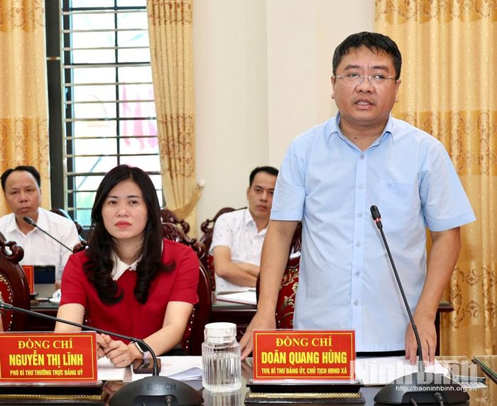 Đồng chí Doãn Quang Hùng, Tỉnh ủy viên, Bí thư Đảng ủy, Chủ tịch HĐND xã phát biểu tại buổi làm việc.