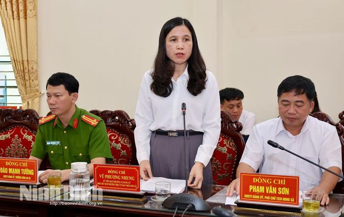 Đại diện lãnh đạo UBND xã Giao Ninh báo cáo tình hình thực hiện nhiệm vụ phát triển kinh tế - xã hội 9 tháng đầu năm 2026.