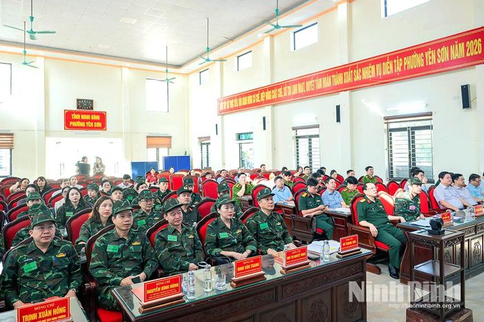 Các đại biểu dự khai mạc diễn tập chiến đấu phòng thủ phường Yên Sơn năm 2026. Ảnh: Ngọc Linh