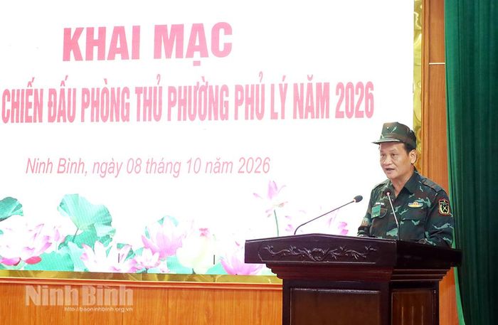 Đồng chí Đào Đình Tùng, Ủy viên Ban Thường vụ Tỉnh ủy, Bí thư Đảng ủy, Chủ tịch HĐND phường, Trưởng Ban Tổ chức diễn tập phường Phủ Lý phát biểu khai mạc diễn tập. Ảnh: Lê Dũng