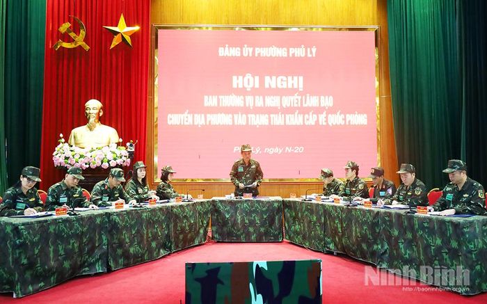 Hội nghị Ban Thường vụ Đảng ủy phường Phủ Lý ra Nghị quyết lãnh đạo chuyển địa phương vào trạng thái khẩn cấp về quốc phòng tại cuộc diễn tập. Ảnh: Lê Dũng
