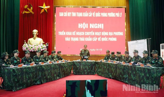 Hội nghị Ban Chỉ huy tình trạng khẩn cấp về quốc phòng phường Phủ Lý triển khai kế hoạch chuyển hoạt động địa phương vào trạng thái khẩn cấp về quốc phòng tại cuộc diễn tập. Ảnh: Lê Dũng