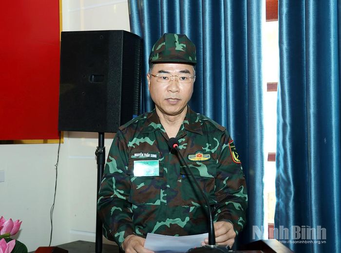 Đồng chí Nguyễn Tuấn Song, Bí thư Đảng ủy, Chủ tịch HĐND xã, Trưởng Ban Chỉ đạo diễn tập xã Yên Cường phát biểu tại cuộc diễn tập. Ảnh: Văn Huỳnh